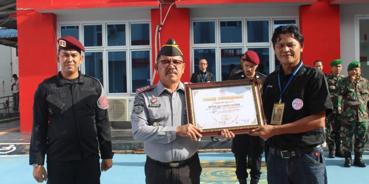 DPW A-PPI Riau Berikan Sertifikat Penghargaan Kepada Kalapas Narkotika Pekanbaru
