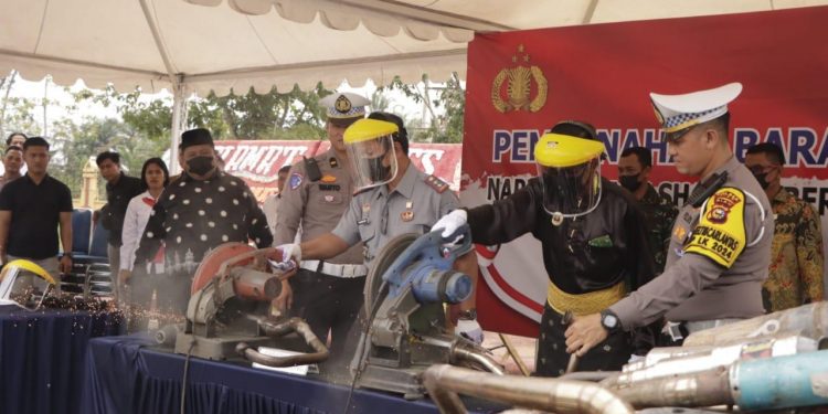 Satlantas Polres Siak Musnahkan 220 Knalpot Brong, Edukasi Pelajar Tentang Keselamatan Berkendara