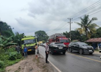Gerak Cepat Tim Raicet Polres Palalawan Atasi Kemacetan Akibat Laka Lantas di Jalintim KM 107