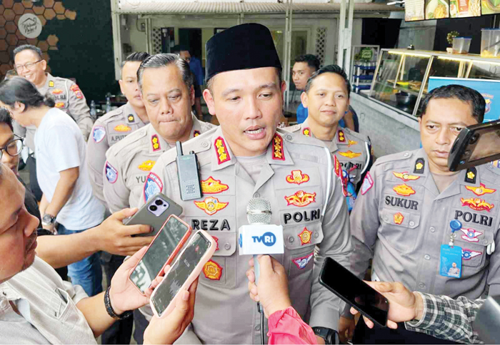 Dirlantas Polda Sumbar, Kombes Pol Reza Chairul Akbar Sidi saat diwawancarai wartawan terkait penerapan one way di kawasan Lembah Anai